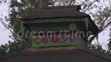 缅甸当地修道院的铁皮屋顶设计